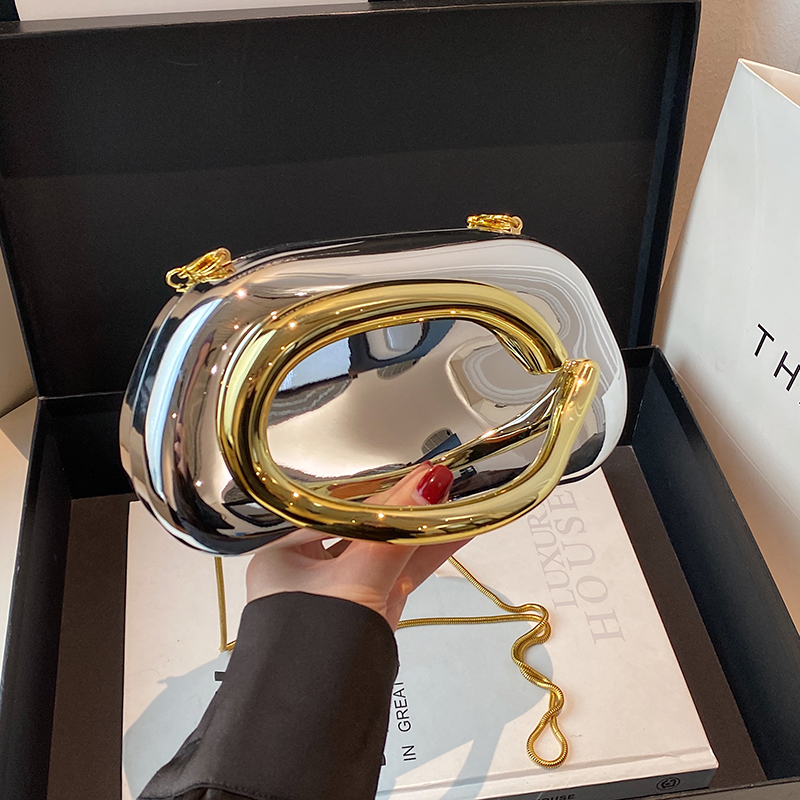 Women Bags 2026 Trends - Pochette con scatola di chiusura in